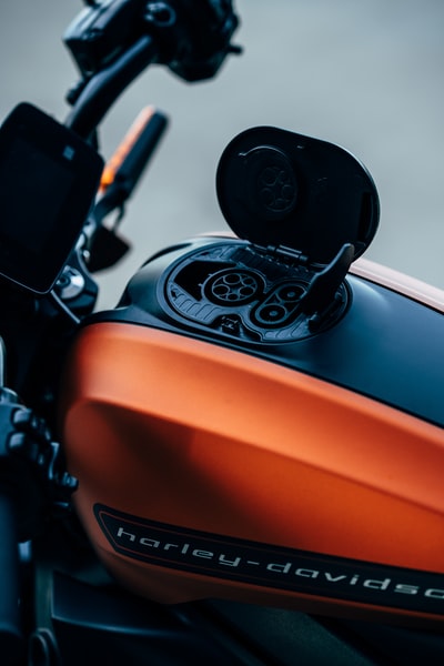 橙色和黑色哈雷摩托车
